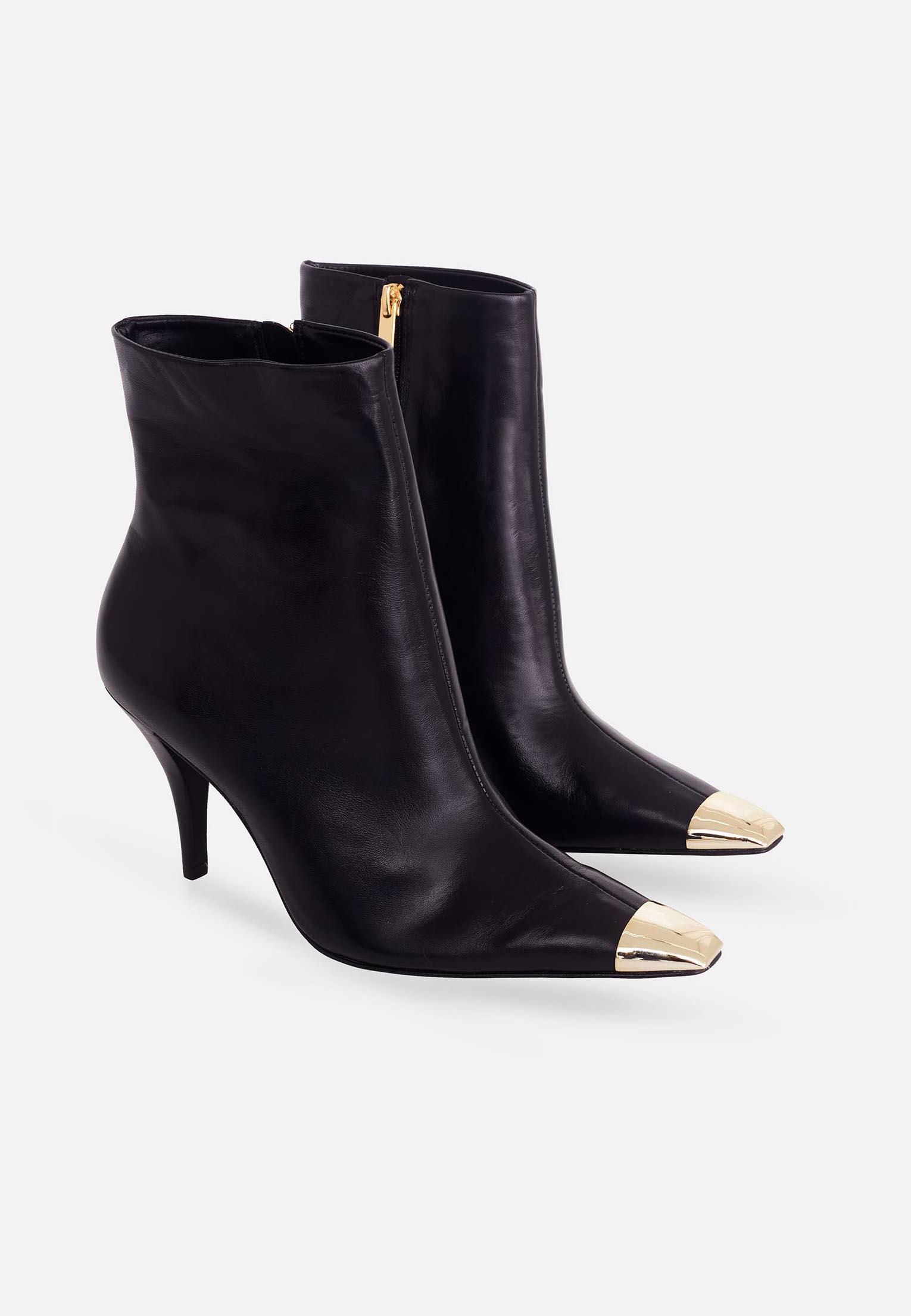 women wearing heeled ankle boots casual winter outfit
