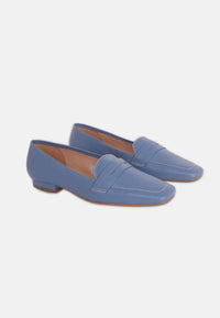 women wearing flat shoes casual outfit styling USA
